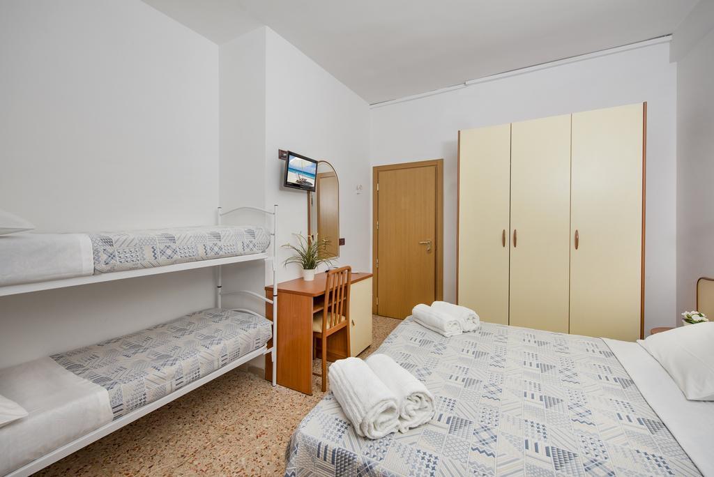 Hotel Mario Чезенатико Екстериор снимка